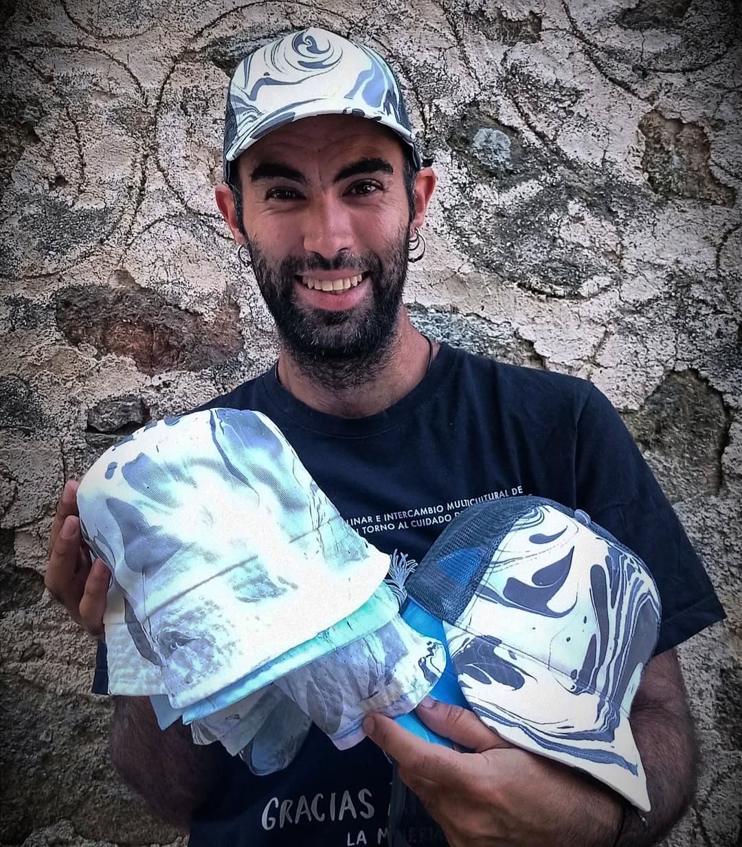 El Ciervo Azul carlos moran con gorras personalizadas de El Ciervo Azul